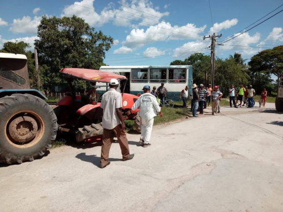 Ferrobús colisiona con tractor en Las Tunas sin dejar lesionados