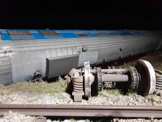 ¿Día de mala suerte? Tren de pasajeros descarrila en plena ruta